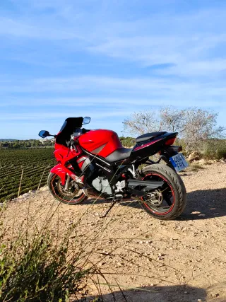 Hyosung GT650R Roja
