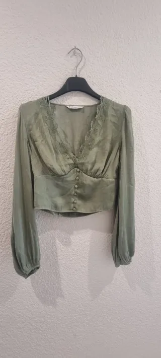 Blusa verde con encaje.