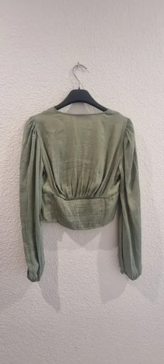 Blusa verde con encaje.