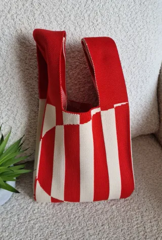 Bolso de punto beige y rojo