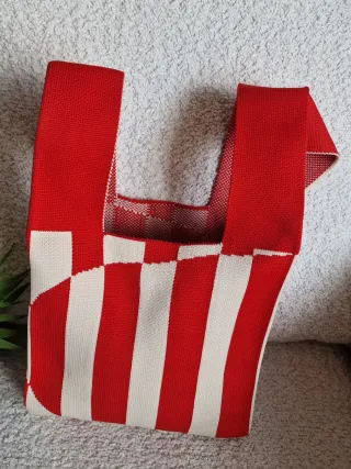 Bolso de punto beige y rojo