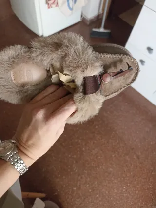 Zuecos pelo beige y marrón