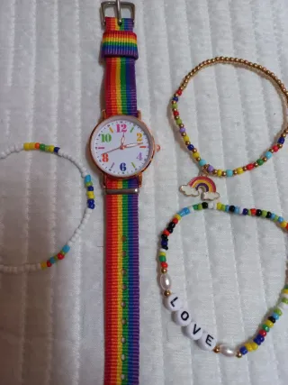 Reloj y pulseras arcoíris