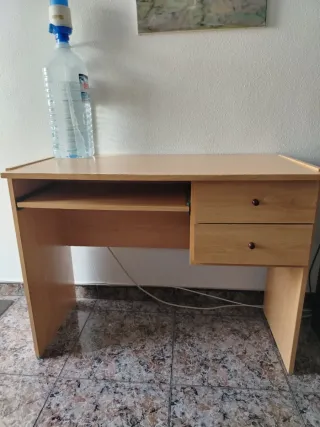 Mesa de estudio de madera y plástico
