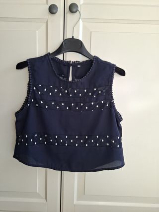 Top azul marino con topos blancos