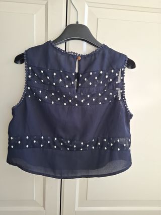 Top azul marino con topos blancos