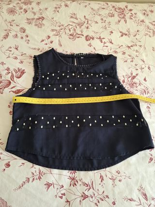 Top azul marino con topos blancos