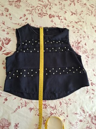 Top azul marino con topos blancos
