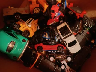 Coches de juguete variados