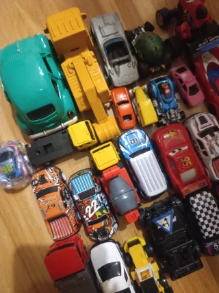 Coches de juguete variados y pequeños