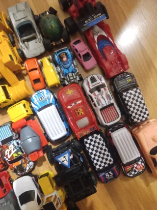 Coches de juguete variados y pequeños