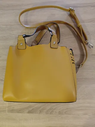 Bolso amarillo con asa y correa