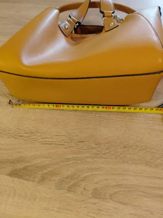 Bolso amarillo con asa y correa