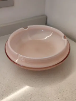 Posacenere in vetro rosa trasparente