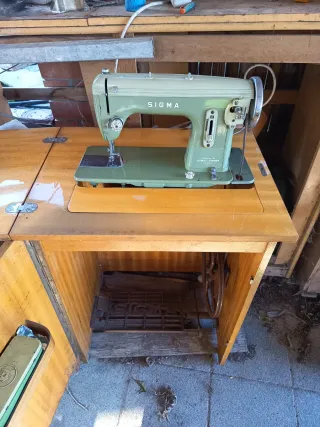 Máquina de coser Sigma con mueble