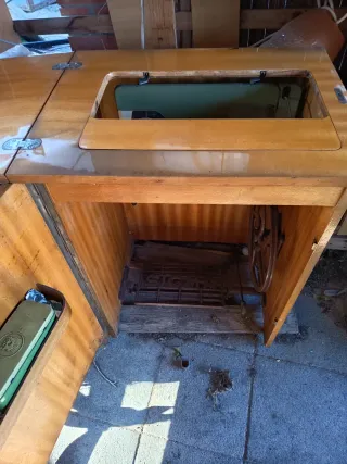 Máquina de coser Sigma con mueble