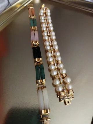 Lote de 2 pulseras doradas y multicolor