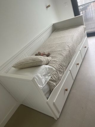 Cama Diván Ikea Hemnes Blanca, con un colchón.