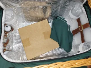 Cesto da picnic in vimini con dettagli in pelle