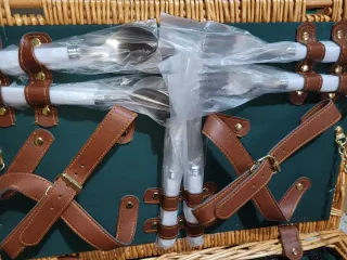 Cesto da picnic in vimini con dettagli in pelle