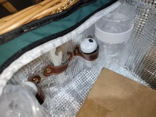 Cesto da picnic in vimini con dettagli in pelle