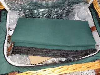 Cesto da picnic in vimini con dettagli in pelle