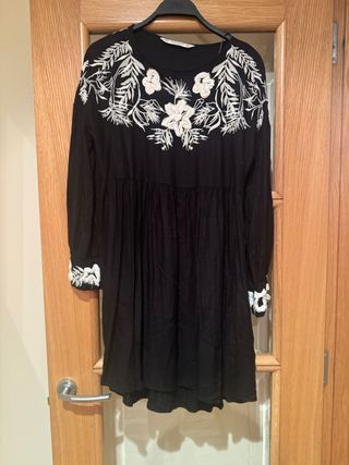 Vestido Zara bordado negro
