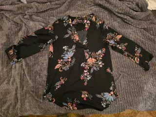 Blusa Stradivarius floral negra S