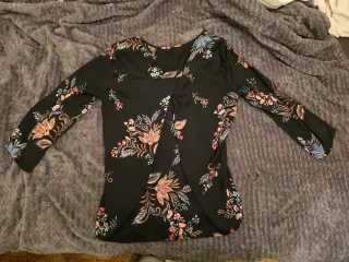Blusa Stradivarius floral negra S