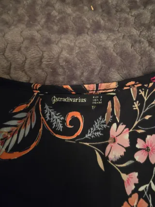 Blusa Stradivarius floral negra S
