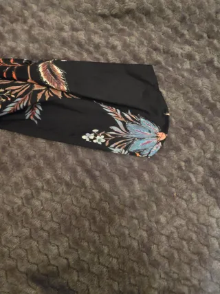 Blusa Stradivarius floral negra S