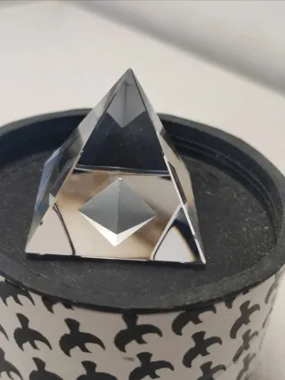 Piramide egiziana in vetro