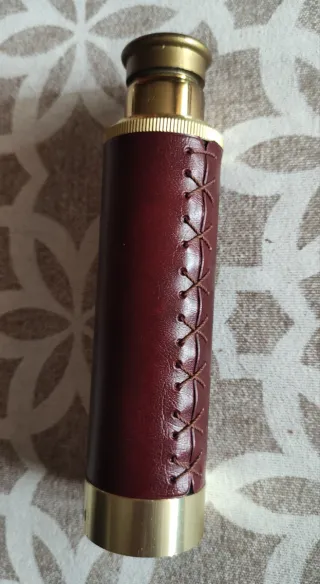 Catalejo portátil con funda de cuero