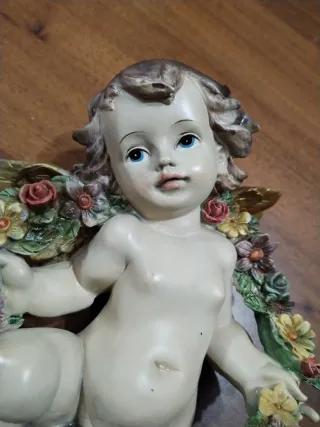 Angelo decorativo con fiori