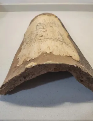 Tegola in pietra con disegno