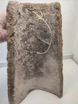 Tegola in pietra con disegno