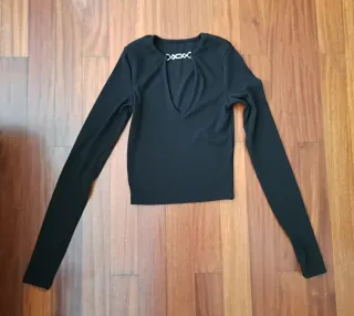 Camiseta negra ajustada con cadena