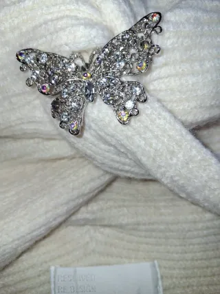 Cappello turbante con spilla farfalla