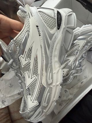 Tenis Off-White plateados y blancos