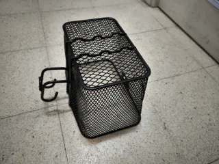 Cesta de bicicleta de metal negra