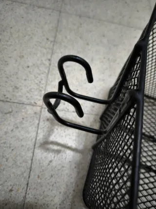 Cesta de bicicleta de metal negra