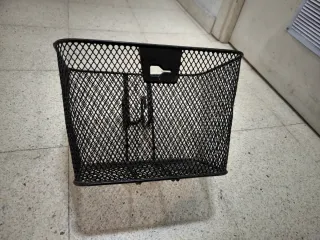 Cesta de bicicleta de metal negra