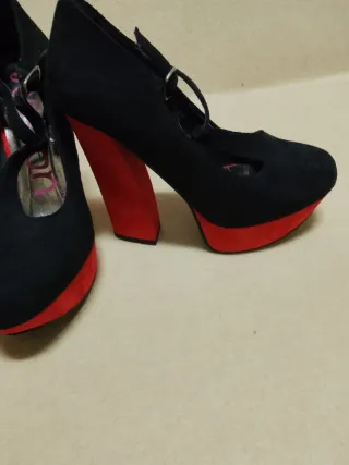 Zapatos de tacón negros y rojos