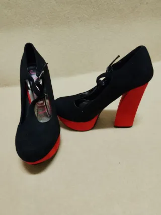Zapatos de tacón negros y rojos