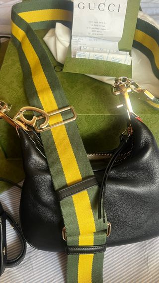 Borsa Gucci nera in pelle con dettagli dorati e scontrino