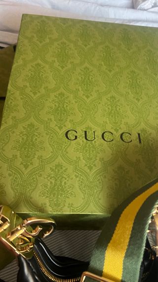 Borsa Gucci nera in pelle con dettagli dorati e scontrino