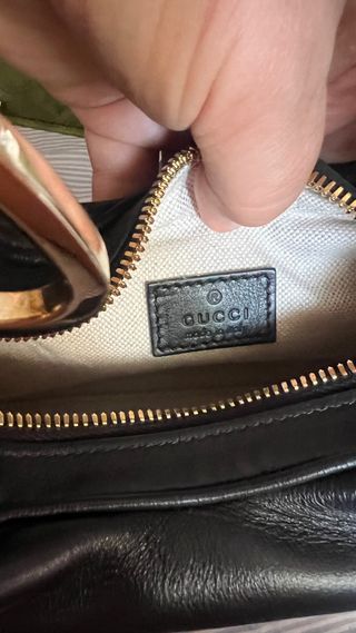 Borsa Gucci nera in pelle con dettagli dorati e scontrino