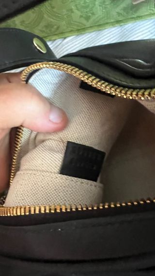 Borsa Gucci nera in pelle con dettagli dorati e scontrino