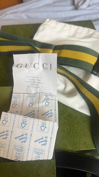 Borsa Gucci nera in pelle con dettagli dorati e scontrino