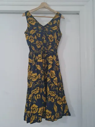 Vestido azul y amarillo con flores